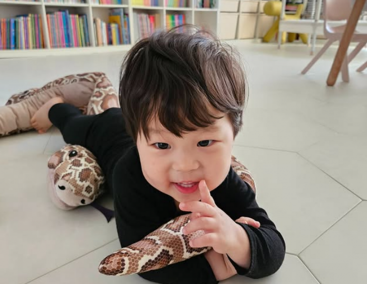 전 펜싱 선수 김준호의 차남 정우 군. 김준호·유정현 부부가 운영 중인 인스타그램 게시물 갈무리