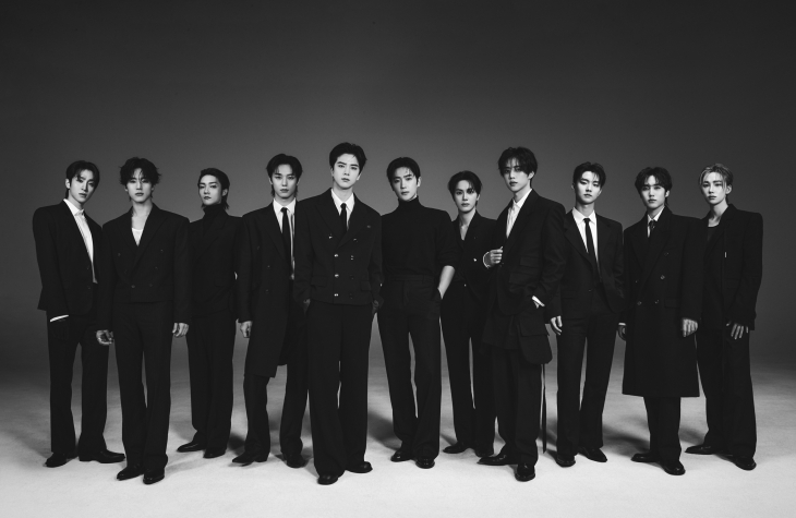 그룹 더보이즈. 오른쪽에서 다섯 번째는 전 멤버 주학년. 원헌드레드레이블 제공