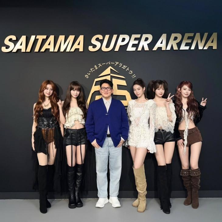 방시혁(왼쪽 세 번째) 하이브 의장과 하이브 산하 레이블 쏘스뮤직 소속 그룹 르세라핌 멤버들. 방 의장 인스타그램 캡처