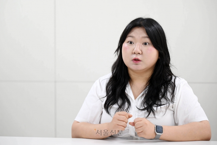 사회복지단체인 초록우산에서 운영하는 ‘청년들의 자립 이야기’ 소속 활동가이자 자립준비청년인 김은경씨가 22일 경기도 수원시 초록우산 경기지역본부 사무실에서 “정부가 가정의 돌봄을 받지 못한 자립준비청년을 위한 마지막 보호망이 돼야 한다”고 밝히고 있다.홍윤기 기자