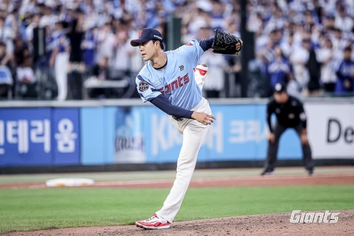 프로야구 롯데 자이언츠 투수 윤성빈이 22일 부산 사직구장에서 열린 삼성 라이온즈와 경기에서 7회 구원 등판해 역투하고 있다. 롯데 자이언츠 제공