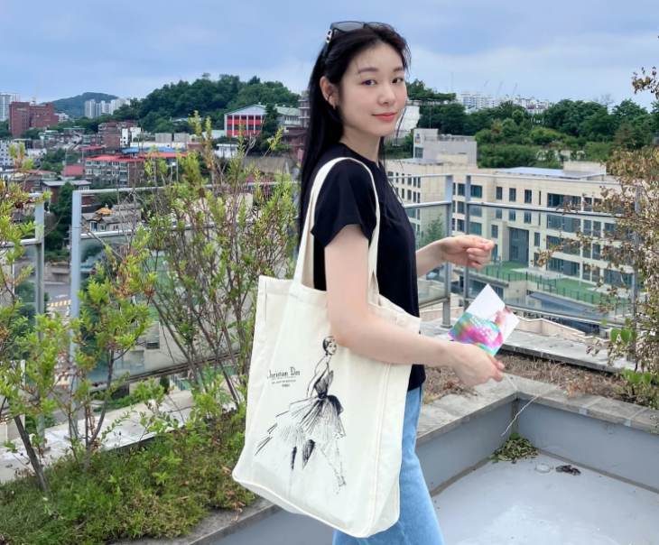 The price of the Dior eco-bag worn by Yuna Kim has been revealed, sparking interest. Captured from Yuna Kim's Instagram