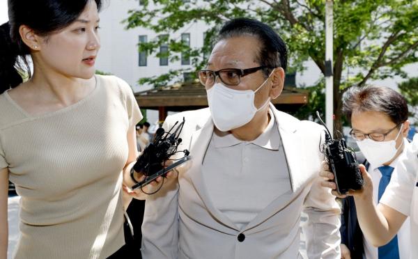 건진법사, 공천헌금 재판 출석…'김여사 청탁' 질문엔 묵묵부답