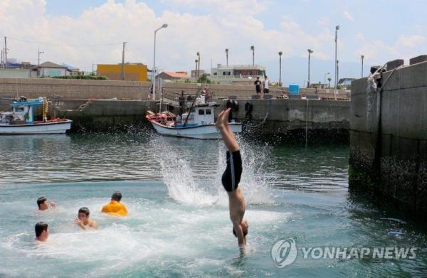 "수심 1~2m 얕봤다가" 제주서 목뼈 다친 10명 중 1명 다이빙 사고