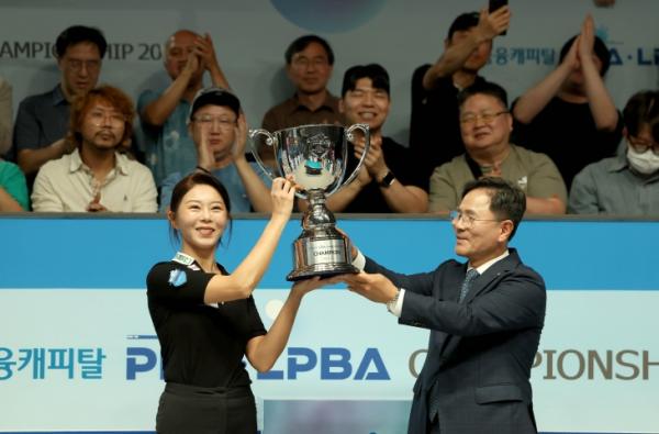 ‘당구 황제’ 김가영, 차유람 꺾고 LPBA 8연속 우승