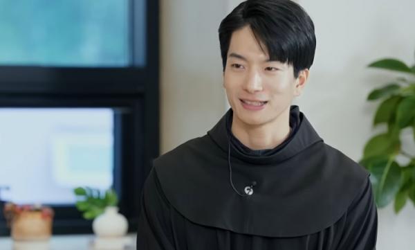 “제 이름은 미카엘”… 유명 뮤지컬배우, 수도원 들어갔다