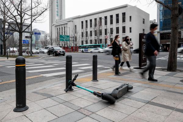 "갑자기 낚아챘다" vs "정차 지시했다"…킥보드 10대 뇌출혈 과잉단속 논란