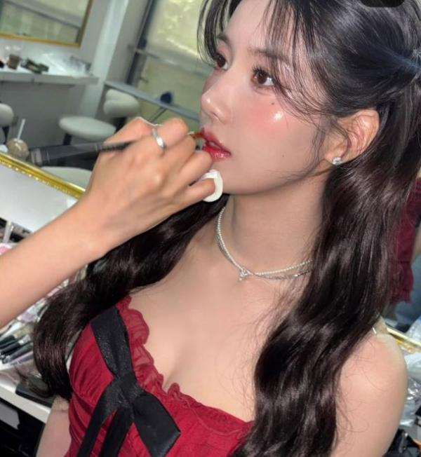 워터밤 여신 권은비, 베일듯한 콧날의 인형 비주얼 + 섹시한 볼륨감 몸매까지...