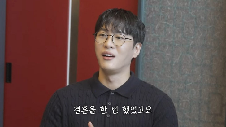 가수 문원이 코요태 신지와 결혼을 앞두고 이혼 경력을 고백했다. 유튜브 채널 ‘어떠신지?!?’ 캡처