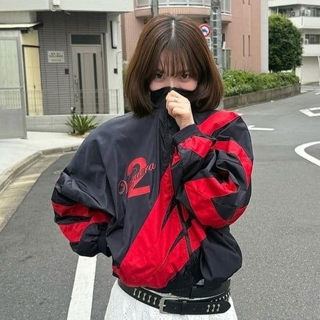 그룹 에스파의 카리나가 ‘숫자 2 빨간 점퍼’를 입은 사진으로 정치색 논란을 일으킨 데 대해 팬들에게 사과했다. 카리나 인스타그램 캡처