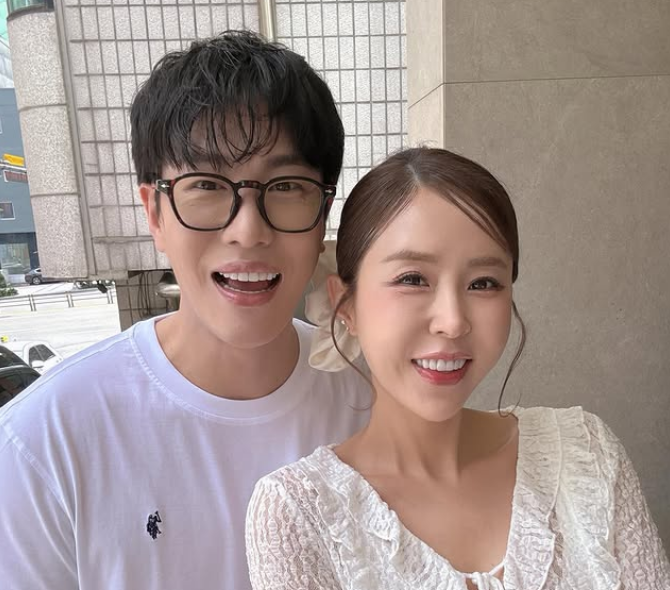 그룹 코요태 멤버 신지(오른쪽)와 예비 남편인 가수 문원(왼쪽). 신지 개인 인스타그램