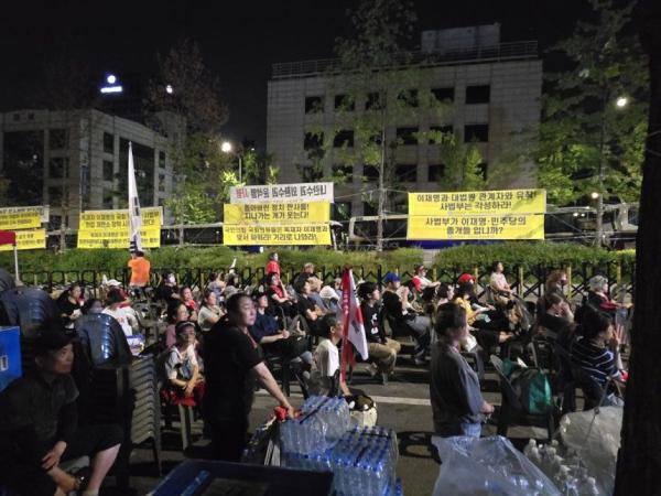 "나라 완전히 망했다" 오열…尹 재구속에 지지자들 망연자실 해산