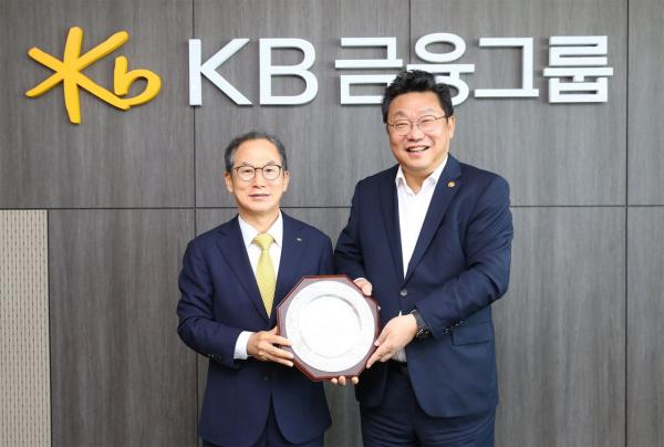 KB금융, 저고위로부터 감사패 받아…일·가정 양립 공로 인정 받아