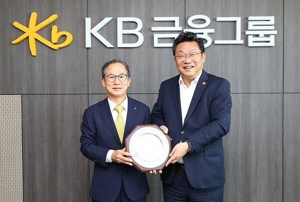 KB금융, 일·가정 양립 공로 인정받아 저출산고령사회위원회로부터 감사패 받아