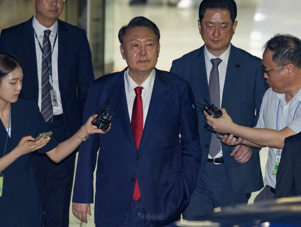 윤석열 전 대통령이 9일 서울 서초구 서울중앙지방법원에서 열린 2차 구속 전 피의자 심문(영장실질심사)을 마친 뒤 서울구치소로 향하고 있다. 2025.7.9 이지훈 기자