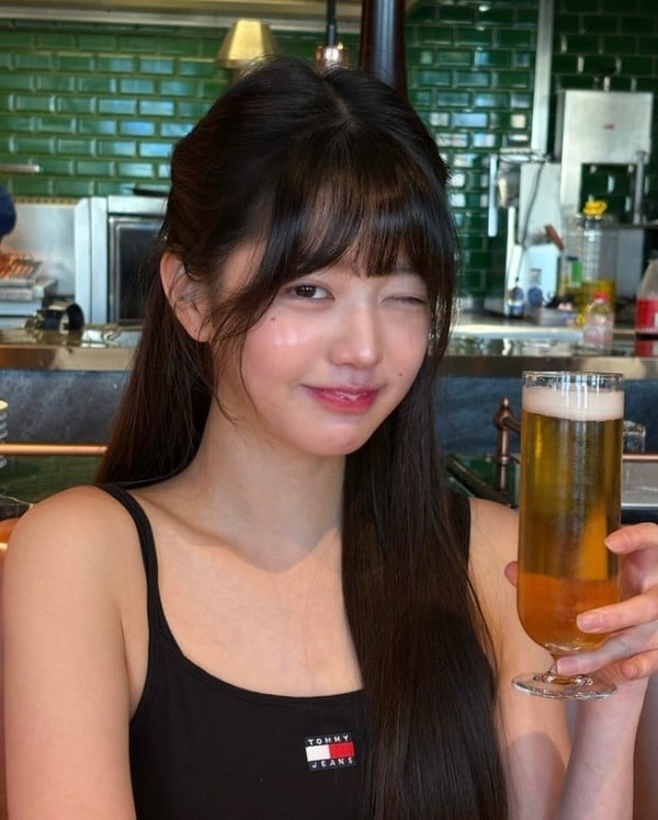 아이브 장원영, 청량한 미소와 함께 ‘맥주 한 잔’…글로벌 무대 전 여유 가득한 순간