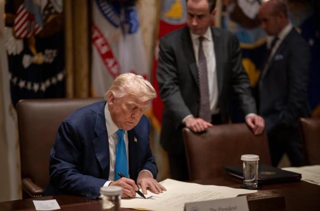 미국 현지시간으로 31일 오전 백악관이 공식 페이스북 계정에 한국과의 관세 협상 타결을 밝히면서 공개한 트럼프 대통령의 서명 사진. 백악관 페이스북