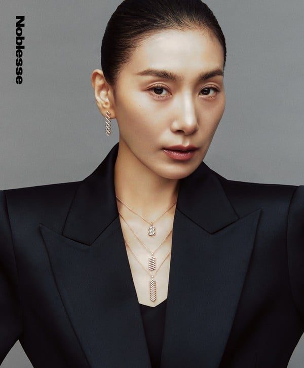 배우 김서형, 100% 실화 다큐 ‘월드 1945’ 내레이터 발탁…권력 잇는 역사, 지성美 충만한 목소리로 관통!