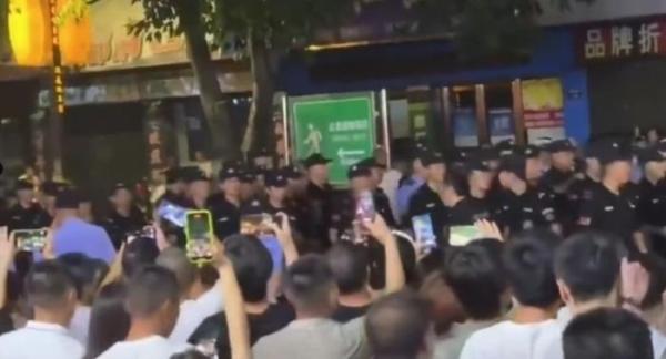 반항 한번 못 해…'10대 여학생'에 학폭 영상에 충격 빠진 中 '대규모 시위'
