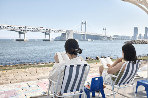 한여름 해변서 열리는 특별한 도서관..해운대해수욕장 8월16일