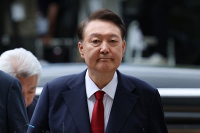 尹측 “의자째 들렸다가 떨어져 부상”… 특검 “적법한 영장 집행”