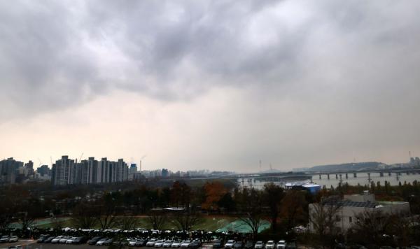 [내일날씨]낮 최고 33도…무더위 속 구름 많은 하루