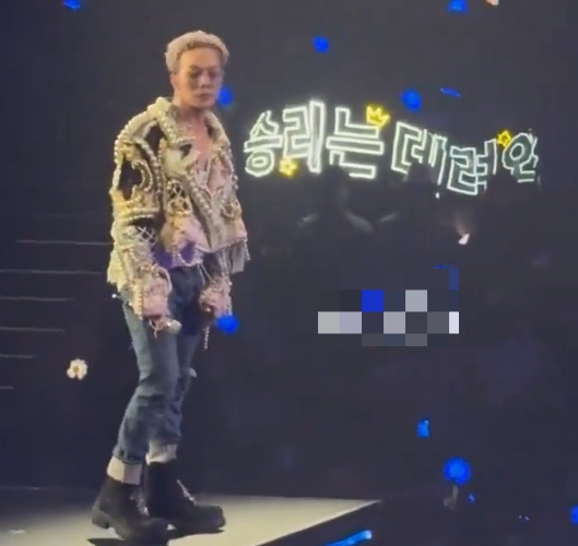 During G-Dragon's 2024 solo world tour in Hong Kong, a fan held up a placard saying ‘Bring Seungri’, drawing attention. X capture