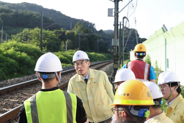 국토부 강희업 차관, 무궁화호 사고현장서 "코레일 안전관리 문제 있다"