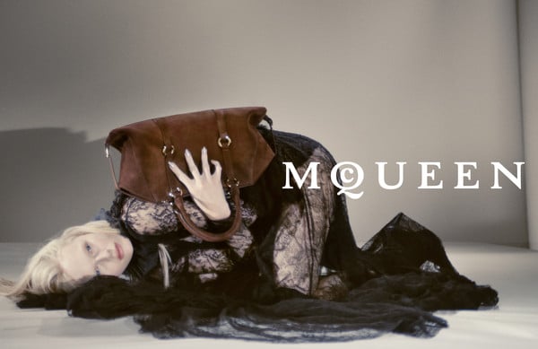 맥퀸(McQueen), 2025 가을/겨울 캠페인 공개! "빅토리아 시대 고딕 코드의 자유와 반항의 미학"