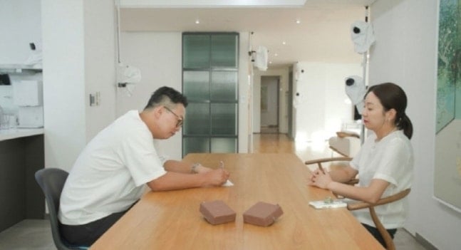 Comedians Kim Ji-hye and Park Jun-hyung are attracting attention by revealing the process of receiving divorce counseling on broadcast. JTBC '2nd Season of Can't Be No.1'