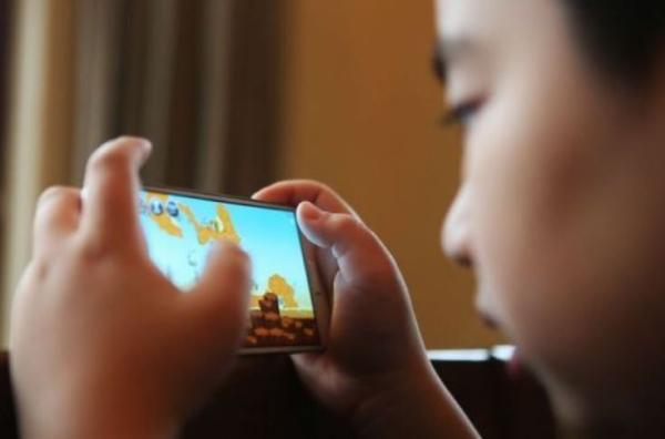 내년 3월부터 학교 수업 중 '스마트폰' 사용 금지