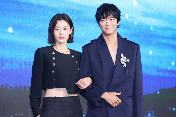 "더 늦기 전에"…전지현·강동원 처음 만났다