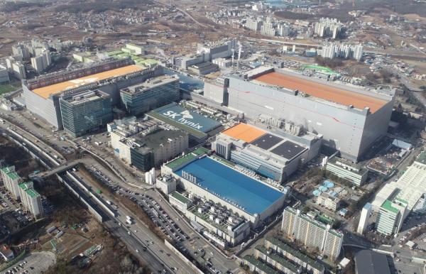 SK하이닉스, 업계 최초 양산용 '하이 NA EUV' 장비 도입