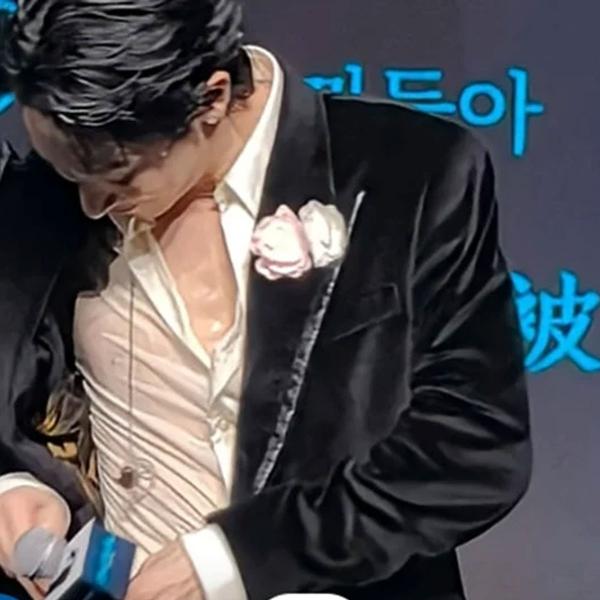 이수혁 ‘12시간 지옥의 팬미팅’…“사인 안 하면 못 떠나” 땀범벅 탈진에 팬심은 ‘부글부글’