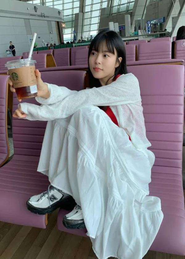 ‘응답하라 1994’ 민도희 공항 사진 한 장에 ‘시끌’…신발 올린 자세에 갑론을박 활활