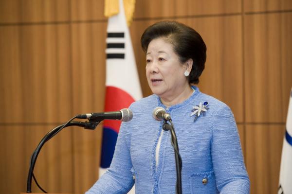 '김건희특검' 민중기, 한학자 통일교 총재 변호인 만나…"일상적 인사에 불과"