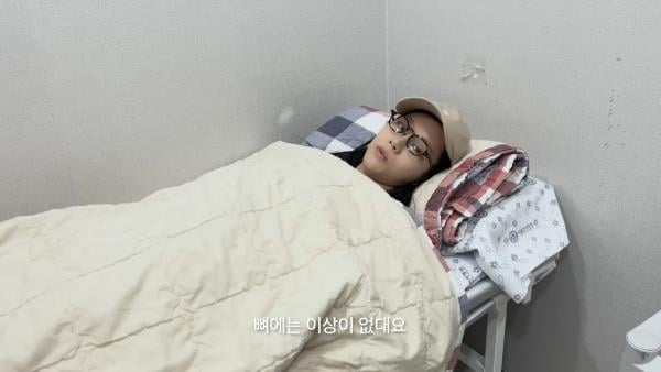 “이제야 고백”…혜리, 휠체어 타고 응급실 실려간 이유