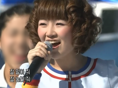 Jadu, a member of the group 'The Jadu, singing 'Kimbap' on the 2003 MBC Music Camp stage. Capture from MBCkpop YouTube channel