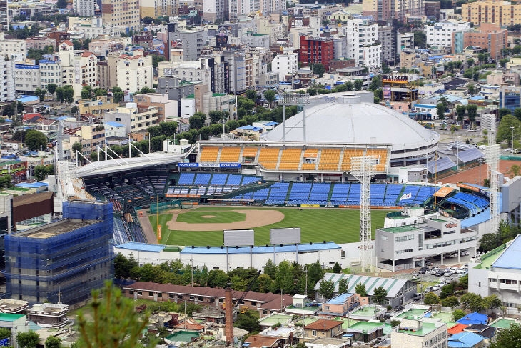 Hanbat Baseball Stadium, where the Flame Fighters' first home game on the 21st will be held, has been temporarily renamed Fighters Park. Seoul Newspaper DB Hanbat Baseball Stadium, where the Flame Fighters' first home game on the 21st will be held, has been temporarily renamed Fighters Park. Seoul Newspaper DB