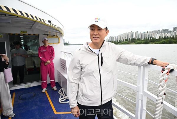 [동정] 한강버스 타고 서울 풍경 감상하는 오세훈 시장