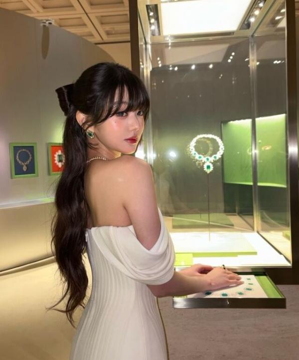 장원영, 고혹적인 오프 숄더 드레스 입고 여신으로 변신...아름다운 몸매와 청순한 얼굴 드러내