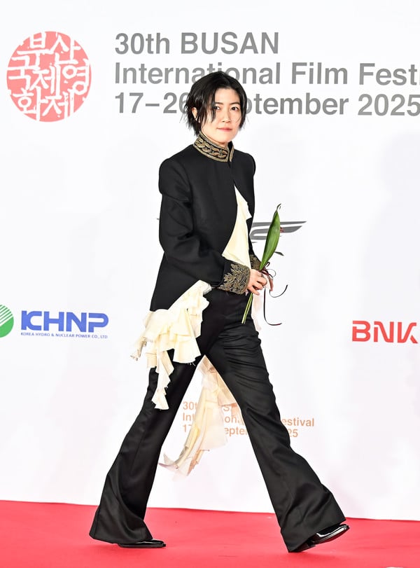 '제30회 부산국제영화제(BIFF)' 개막식 속 심은경의 쉬크한 맥퀸 수트 패션 화제
