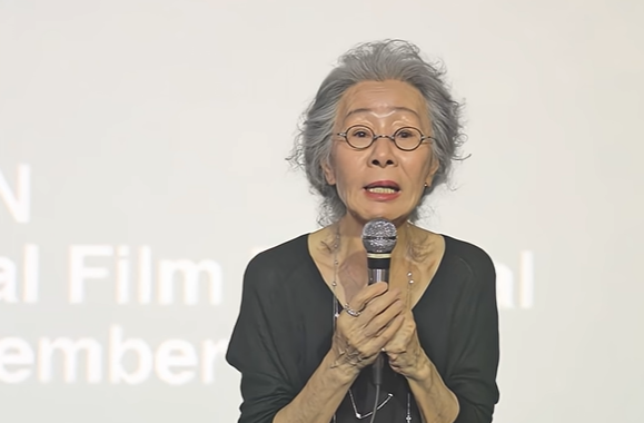 “배우가 벼슬인가” vs “소신일 뿐”…윤여정 발언에 누리꾼 ‘갑론을박’