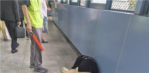 "취객? 아닌거 같은데"…쓰러진 여성에 '촉' 발동한 간호학과 대학생