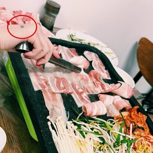 Photo released by Shuhua on her social media (SNS) on the 28th. It shows someone with a '1849' tattoo on the back of their hand grilling meat. The person is presumed to be (G)I-DLE's former member Soojin. Shuhua Instagram post capture Photo released by Shuhua on her social media (SNS) on the 28th. It shows someone with a '1849' tattoo on the back of their hand grilling meat. The person is presumed to be (G)I-DLE's former member Soojin. Shuhua Instagram post capture