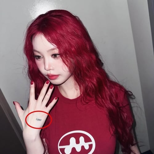 The '1849' tattoo on the back of former (G)I-DLE member Soojin's hand. Soojin Instagram post capture The '1849' tattoo on the back of former (G)I-DLE member Soojin's hand. Soojin Instagram post capture