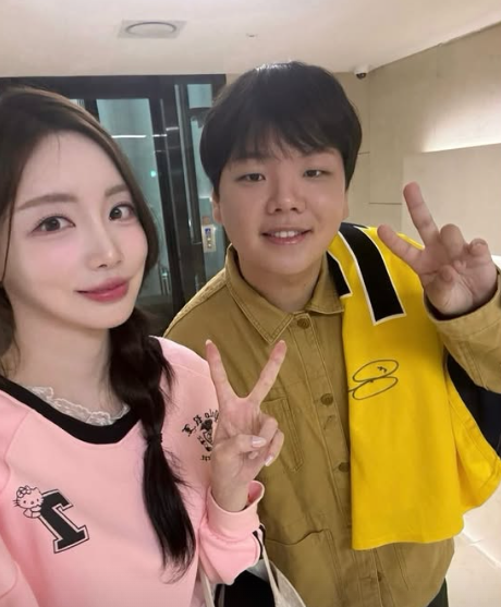 결혼을 앞둔 곽튜브(오른쪽)가 날렵한 턱선을 자랑했다. 곽튜브 인스타그램 캡처