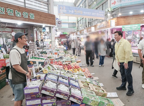 추석을 앞둔 지난 2일, 임병택 시흥시장이 시흥시 삼미시장을 찾아 상인들과 일일이 인사를 나누고 애로사항을 청취했다. [사진=시흥시]