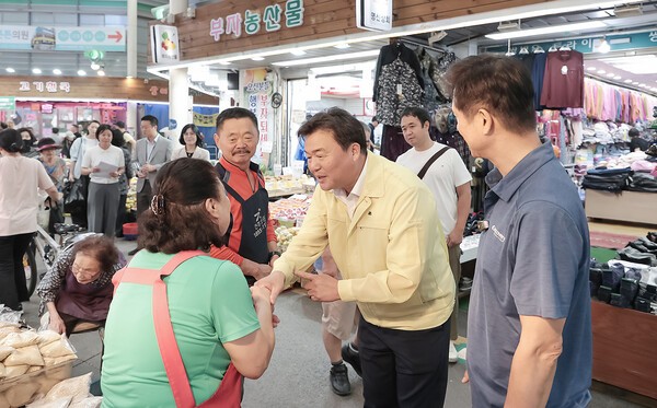추석을 앞둔 지난 2일, 임병택 시흥시장이 삼미시장을 찾아 상인들과 일일이 인사를 나누고 애로사항을 청취했다. [사진=시흥시]