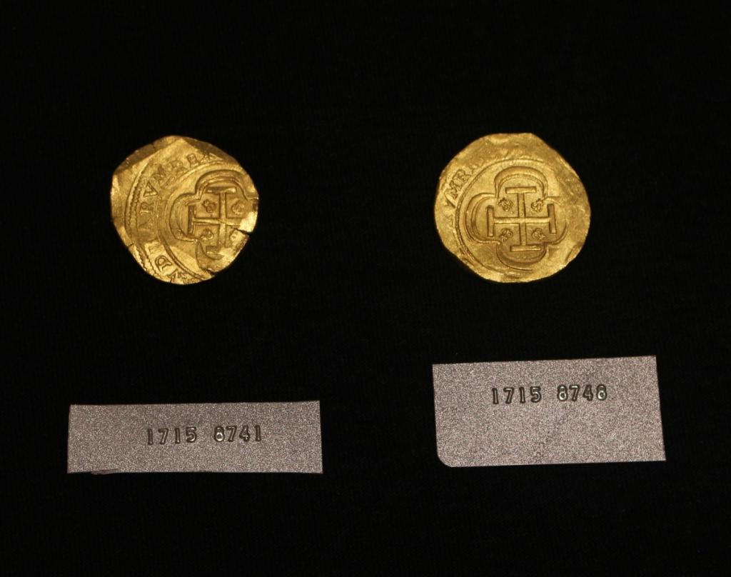 난파선 인양 전문 회사 ‘퀸스 주얼스’가 미국 플로리다주 트레저 코스트 인근 바다에서 1715년 허리케인으로 침몰한 스페인 선단 발굴 작업 중 지난 여름 발견한 금화. 퀸스 주얼스 제공